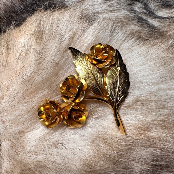 1950's Gold Tone Floral Rose Brooch - Picture 6 of 6